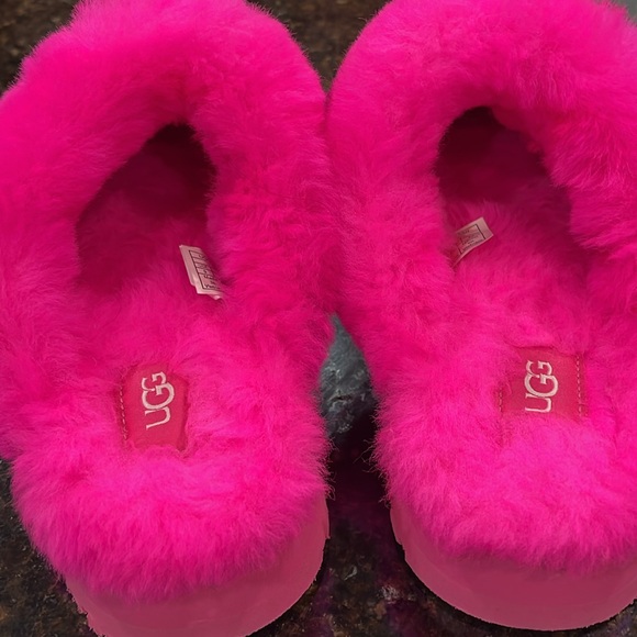 Ugg Disquette platform slippers
Hot pink
Gently used indoors only
Size 9 - Picture 8 of 8
